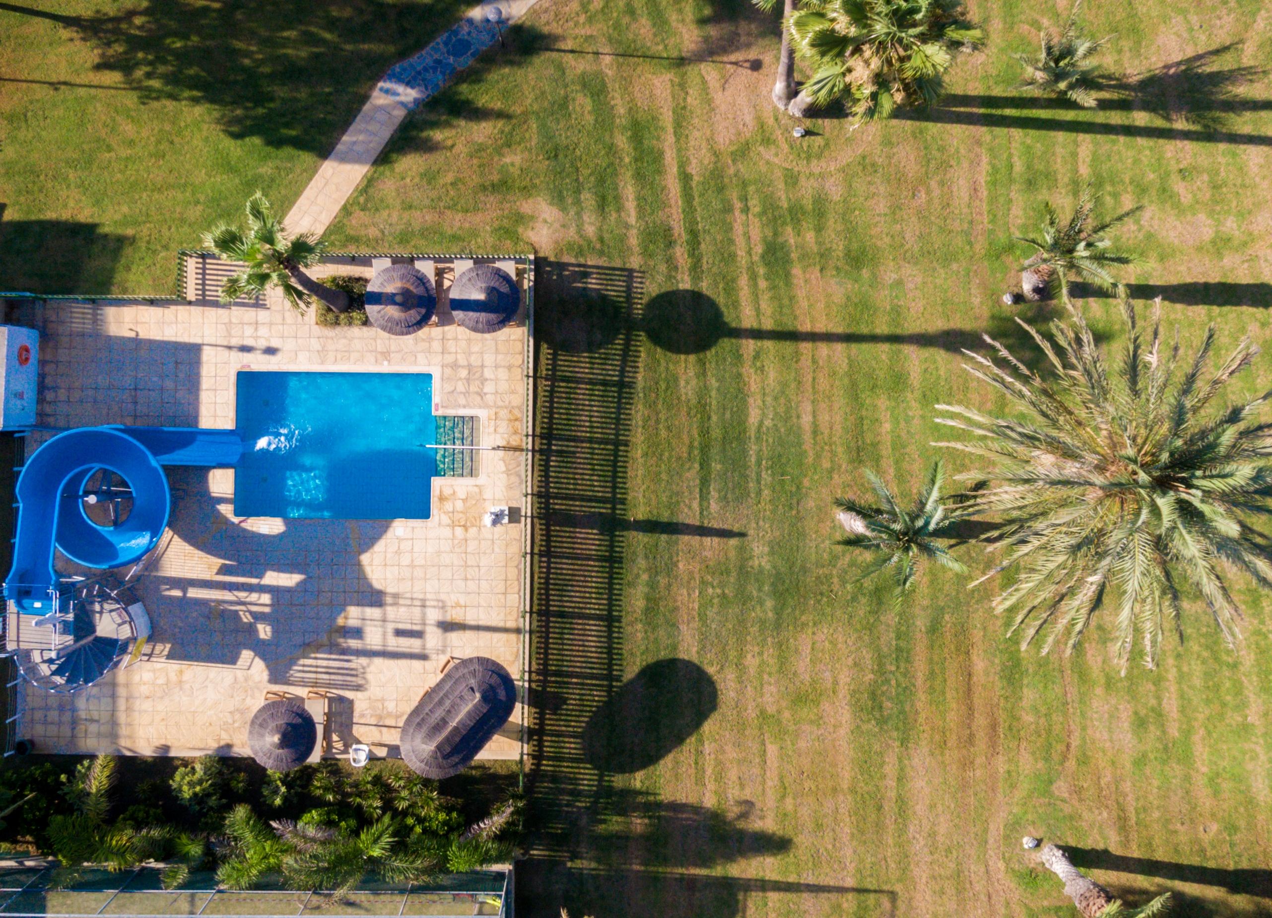 Golden Bay Beach Hotel Larnaca Zewnętrze zdjęcie Aerial view of the pool