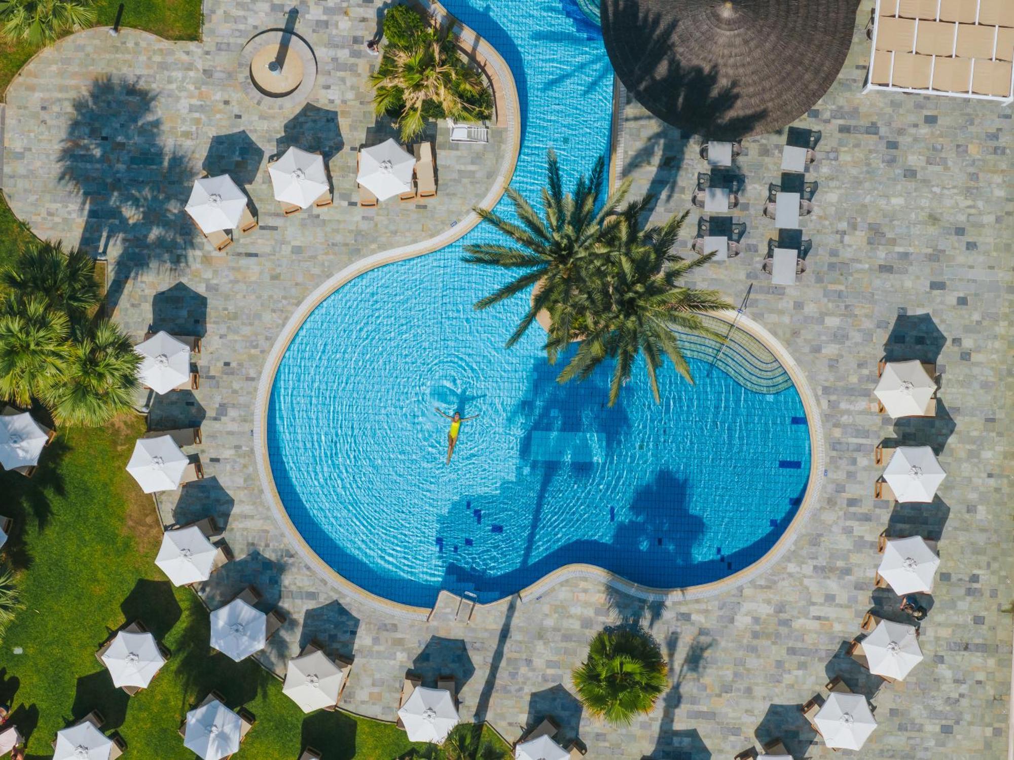 Golden Bay Beach Hotel Larnaca Zewnętrze zdjęcie Aerial view of a swimming pool